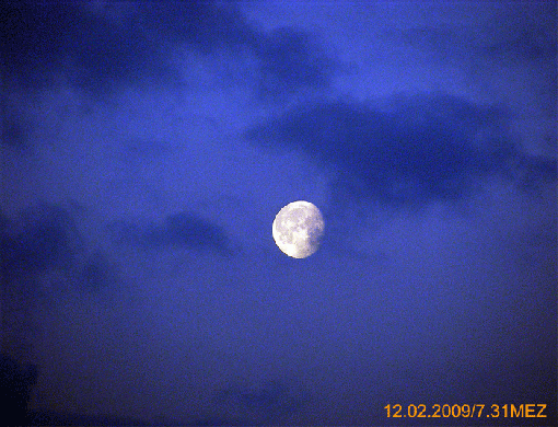 2009-02-bjc-Mond in Wolkenzug
