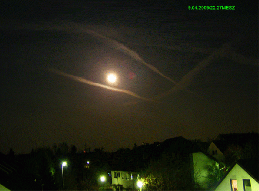 2009-04-bgd-Vollmond und Kondensstreifen