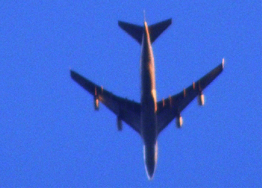 2009-04-djb-Überflieger bei Sonnenuntergang