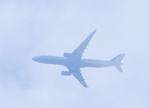 2009-05-bi-LH-Überflieger im Morgendunst