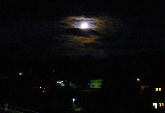 2009-06-b-Mond mit Wolkenspiel