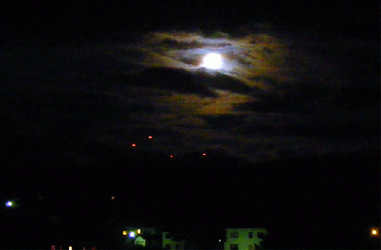 2009-06-ba-Mond und Wolkenspiel u00fcber Windkraftru00e4der-Blinkleuchten