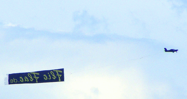 2009-06-bxa-Überflieger mit Werbebanner