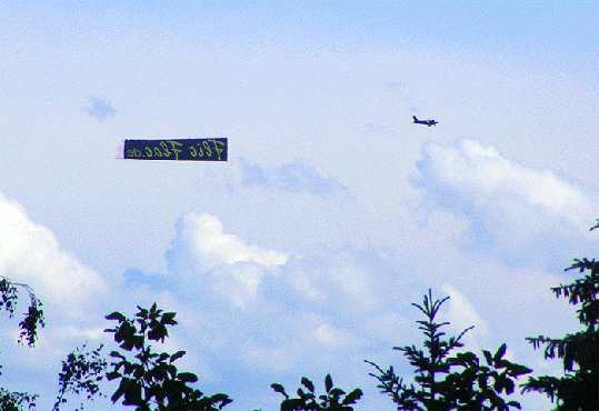 2009-06-bxc-Überflieger mit Werbebanner