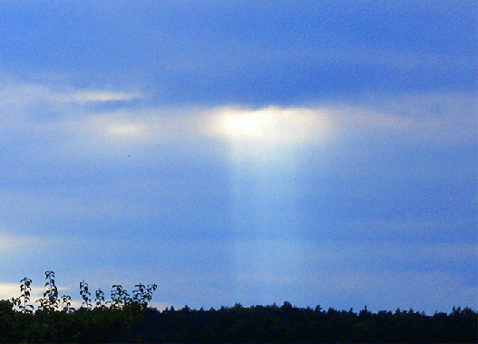 2009-07-cwb-Wolkendecke mit senkrechten Sonnenstrahlen durch Wolkenlu00fccke - Odenwald