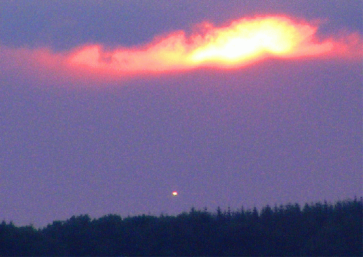 2009-07-fbea-Sonnenuntergang und Flugzeug-Landescheinwerfereffekt