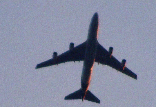 2009-08-ajdg-Überflieger bei Sonnenuntergang