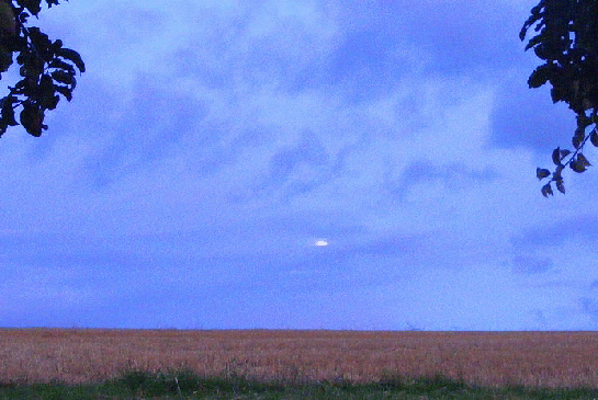 2009-08-ajdj-Mond-Ufoeffekt u00fcber Odenwald