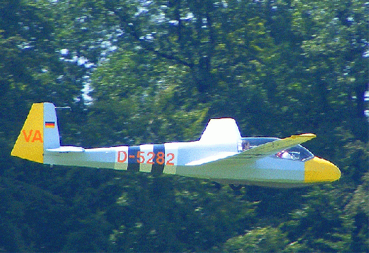 2009-08-bnk-Segelflugzeug im Landeanflug - Odenwald