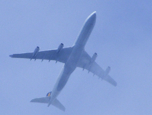 2009-08-fblb-LH-Überflieger in Wolken