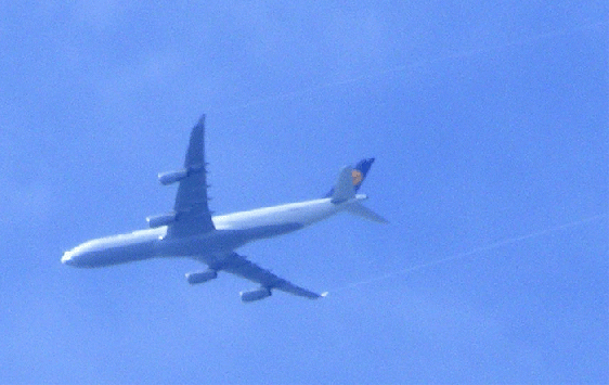 2009-08-fblc-LH-Überflieger bei Treibstoff ablassen