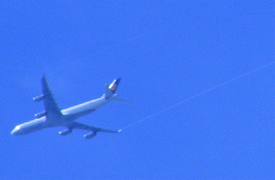 2009-08-fbld-LH-Überflieger bei Treibstoff ablassen