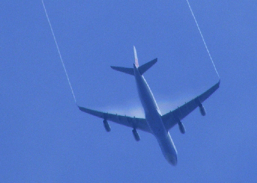 2009-08-fbrb-Überflieger bei Treibstoffablassung