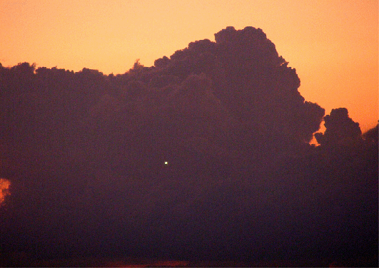 2009-08-gcdqs-Airliner im Anflug auf Frankfurt a.M.  vor Gewitterfront