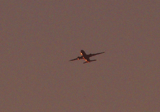 2009-08-hic-Überflieger bei Sonnenuntergang