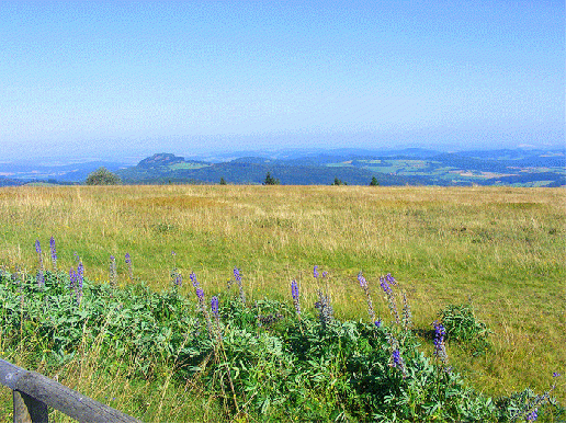 2009-08-hjl-Ausblick von der Wasserkuppe auf das Rhöngebiet