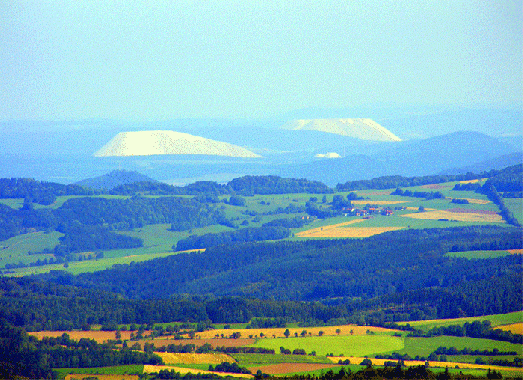 2009-08-hjlb-Wasserkuppen-Blick auf die extremen Khali-Abbauhalten  (weiße Berge am Horizont)