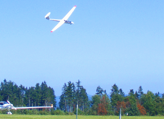 2009-08-hmf-Segelflugzeug im Landeanflug auf Wasserkuppe