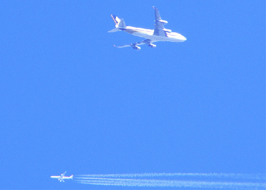 2009-08-jbvle-A-380-Überflieger mit Gegenverkehr