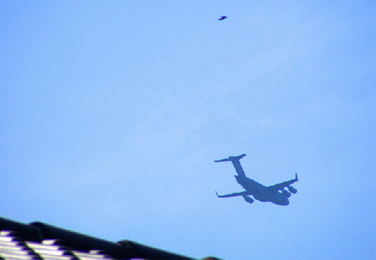 2009-09-abff-Rauchschwalben-UFOeffekt mit C-117-USAF-u00dcberflug