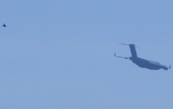 2009-08-abfg-Rauchschwalben-UFOeffekt mit C-117-USAF-u00dcberflug