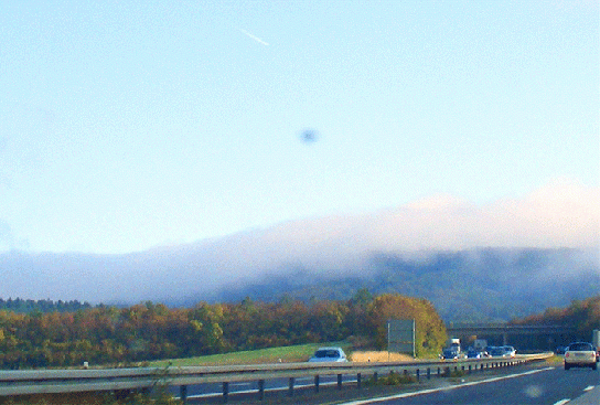 2009-10-dac-Vogel-Ufoeffekt bei Aufnahme auf BAB bei Wu00fcrzburg