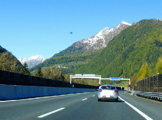 2009-10-dxfc-Vogel-Ufoeffekt u00fcber Autobahn bei Salzburg