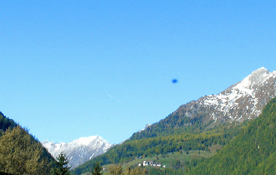 2009-10-dxfca-Vogel-Ufoeffekt u00fcber Autobahn bei Salzburg (Ausschnittvergru00f6u00dferung)