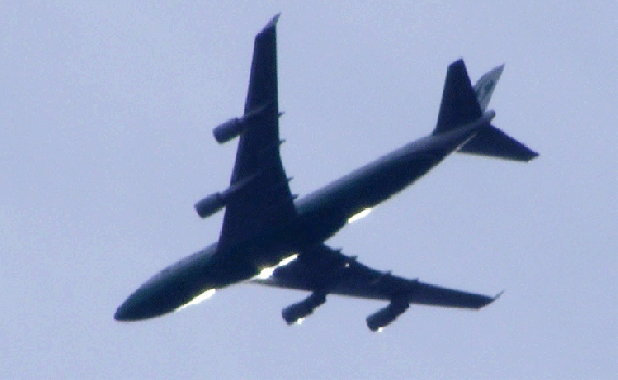 2009-11-dqd-Überflieger in der Abendsonne