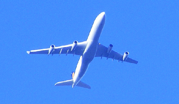 2009-12-dk-LH-Airbus-340-Überflieger