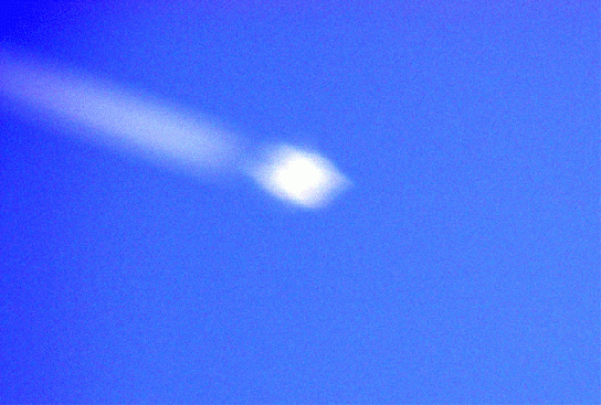 2010-03-ear-u00dcberflieger-Ufoeffekt durch Zoom-Unschu00e4rfe