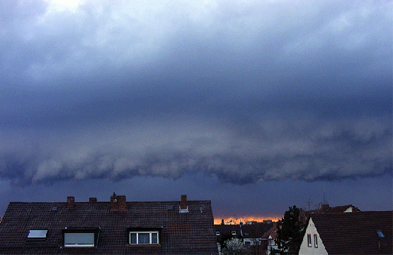 2010-04-ba-Unwetterfront von Westen u00fcber Mannheim