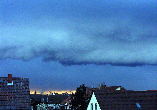 2010-04-bad-Unwetterfront von Westen u00fcber Mannheim