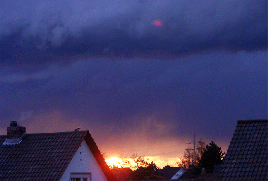 2010-04-baf-Wolkenfront und Sonnenuntergang im Westen u00fcber Mannheim