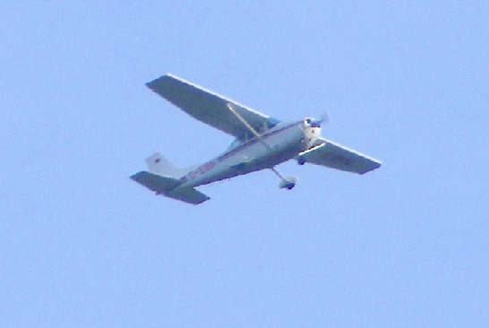 2010-04-fat-Cessna-Überflug