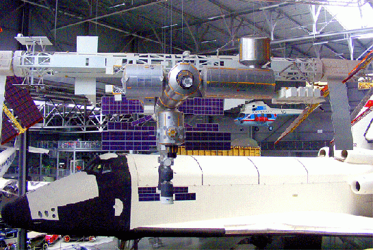 2010-05-kjdi-ISS-Modell und Buran in Raumfahrthalle - TMS