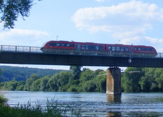 2010-07-gbl-Frankenexpress auf Main-Bru00fccke bei Erlenbach