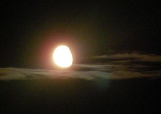 2010-07-kc-Zunehmender Mond mit Wolkenbank