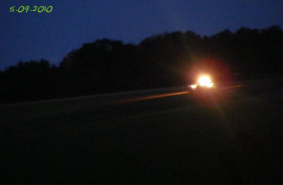 2010-09-cia-Lichtobjekt entpuppt sich als Traktor-Halogenscheinwerfer mit 10x-Zoom