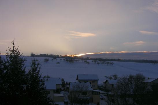 2010-12-dmq-Irisierende Wolken bei Sonnenuntergang - Odenwald