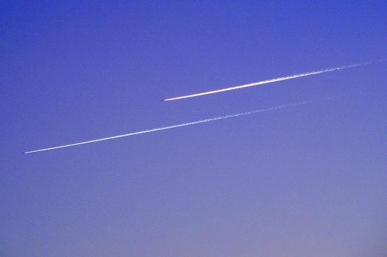 2011-03-ae-Kondensstreifen-Farbunterschiede bei Sonnenuntergang durch verschiedene Flughu00f6hen.