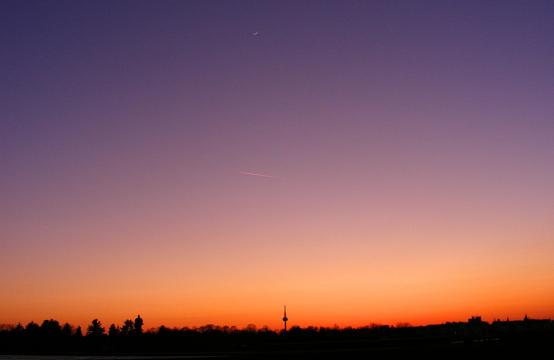 2011-03-bb-Sonnenuntergang mit Mondsichel über Mannheim