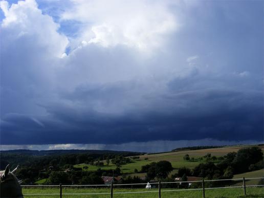 2011-08-bgd-Gewitterwolken u00fcber Odenwald