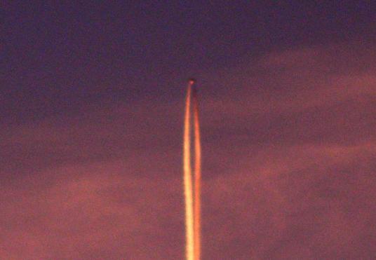 2011-08-bmyc-u00dcberflieger-Kondenseffekt durch Boeing-B-747