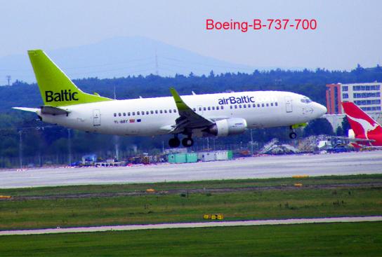 2011-08-bsya-airBaltic im Anflug - Frankfurter Flughafen