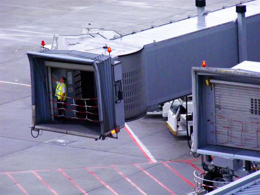 2011-08-bunza-Passagiertunnel - Flughafen Frankfurt