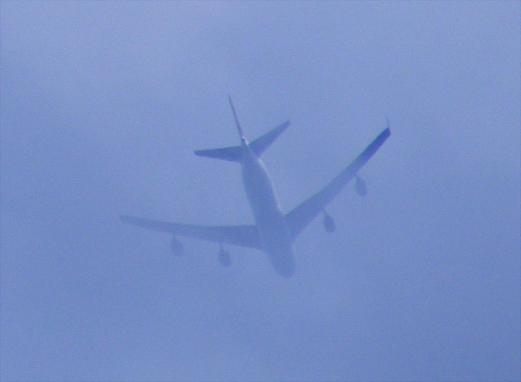 2011-08-ddaa-Überflieger bei Wolken-Durchflug