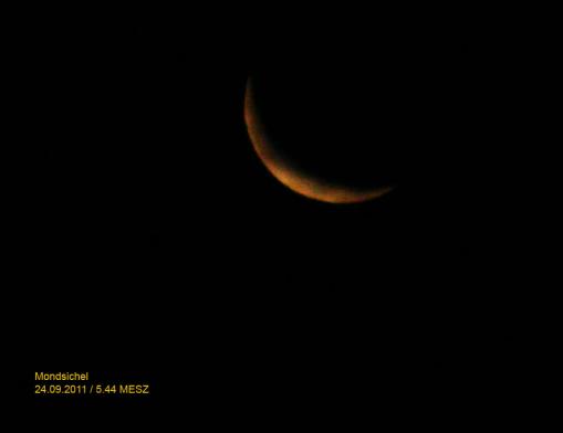 2011-09-eaz-Mondsichel durch Nebelbank