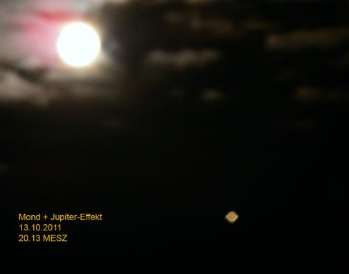 2011-10-cen-Mond+Jupiter-Aufnahme mit Jupiter-Orbeffekt durch Zoom-Unschu00e4rfe