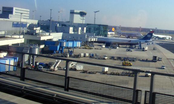 2011-11-aee-Flughafen Frankfurt - Blick aus Terminal-Shuttle